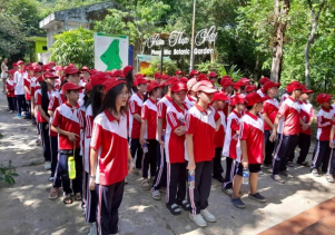 Hoạt động khám phá, trải nghiệm của học sinh trường THCS& THPT Chu Văn An tại Điểm du lịch sinh thái và diễn giải môi trường Vườn thực vật