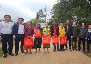 Thăm và tặng quà cho đồng bào dân tộc tại bản Chăm Pu xã Thượng Trạch