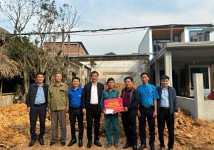 Thăm và trao tặng kinh phí hỗ trợ xoá nhà tạm, nhà dột nát trên địa bàn Thị trấn Phong Nha