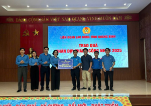 Liên đoàn Lao động tỉnh trao quà Tháng Công nhân cho Công đoàn cơ sở VQG Phong Nha – Kẻ Bàng