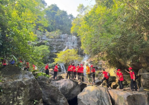 Hoạt động khám phá, trải nghiệm của học sinh các xã vùng đệm tại Điểm du lịch sinh thái và diễn giải môi trường Vườn thực vật