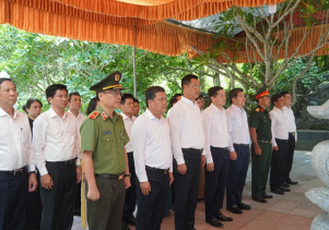 Lãnh đạo UBND tỉnh dâng hương tại Đền tưởng niệm các Anh hùng liệt sĩ đường 20 Quyết Thắng, Hang Tám Thanh niên xung phong và hang Y Tá Nguyễn Thị Sặng