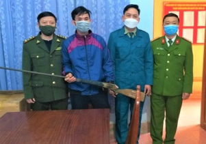 Người dân vùng đệm VQG Phong Nha – Kẻ Bàng tiếp tục tự nguyện giao nộp vũ khí trong thời gian đầu năm 2022