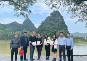 Tham tán Hành chính và Lãnh sự Đại sứ quán Canada và Lãnh sự, Bí thư thứ 2 Đại sứ quán Úc tại Việt Nam thăm, làm việc tại Phong Nha – Kẻ Bàng