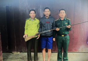 Hạt Kiểm lâm VQG Phong Nha – Kẻ Bàng phối hợp vận động người dân giao nộp vũ khí