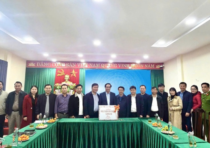 Đảng ủy xã Phong Nha thăm, chúc tết và làm việc với Trung tâm Du lịch Phong Nha - Kẻ Bàng