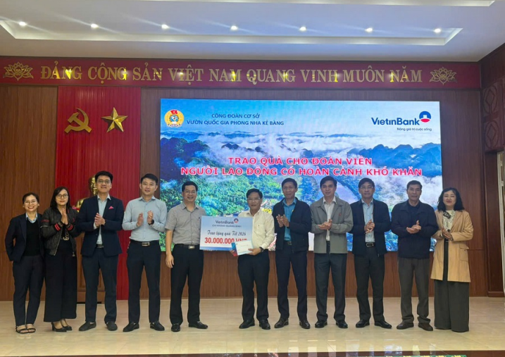 Ngân hàng Vietinbank chi nhánh Quảng Bình trao quà Tết cho đoàn viên, người lao động có hoàn cảnh khó khăn tại BQL VQG Phong Nha - Kẻ Bàng