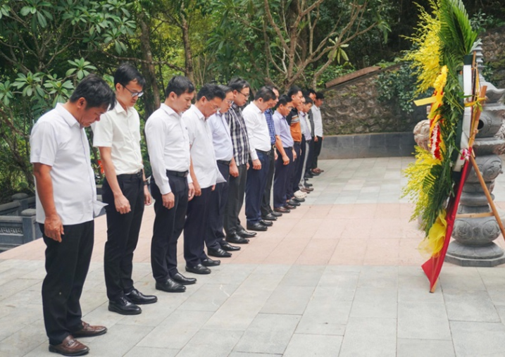 Đoàn công tác Tỉnh uỷ Quảng Trị dâng hương tri ân các Anh hùng liệt sĩ tại Đền tưởng niệm Đường 20 - Quyết Thắng và Hang Tám Cô