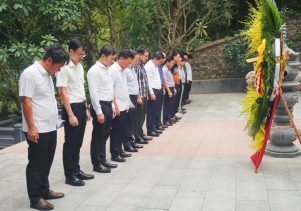 Đoàn công tác Tỉnh uỷ Quảng Trị dâng hương tri ân các Anh hùng liệt sĩ tại Đền tưởng niệm Đường 20 - Quyết Thắng và Hang Tám Cô