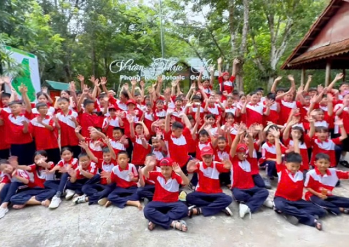 Học sinh Trường THCS và THPT Chu Văn An khám phá hệ sinh thái Phong Nha - Kẻ Bàng