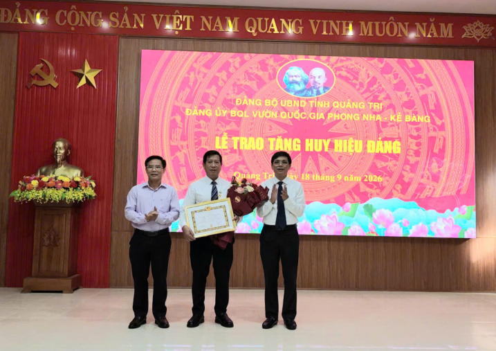 Lễ trao Huy hiệu 30 năm tuổi Đảng tặng đồng chí Phạm Hồng Thái, Bí thư Đảng ủy, Giám đốc BQL VQG Phong Nha – Kẻ Bàng
