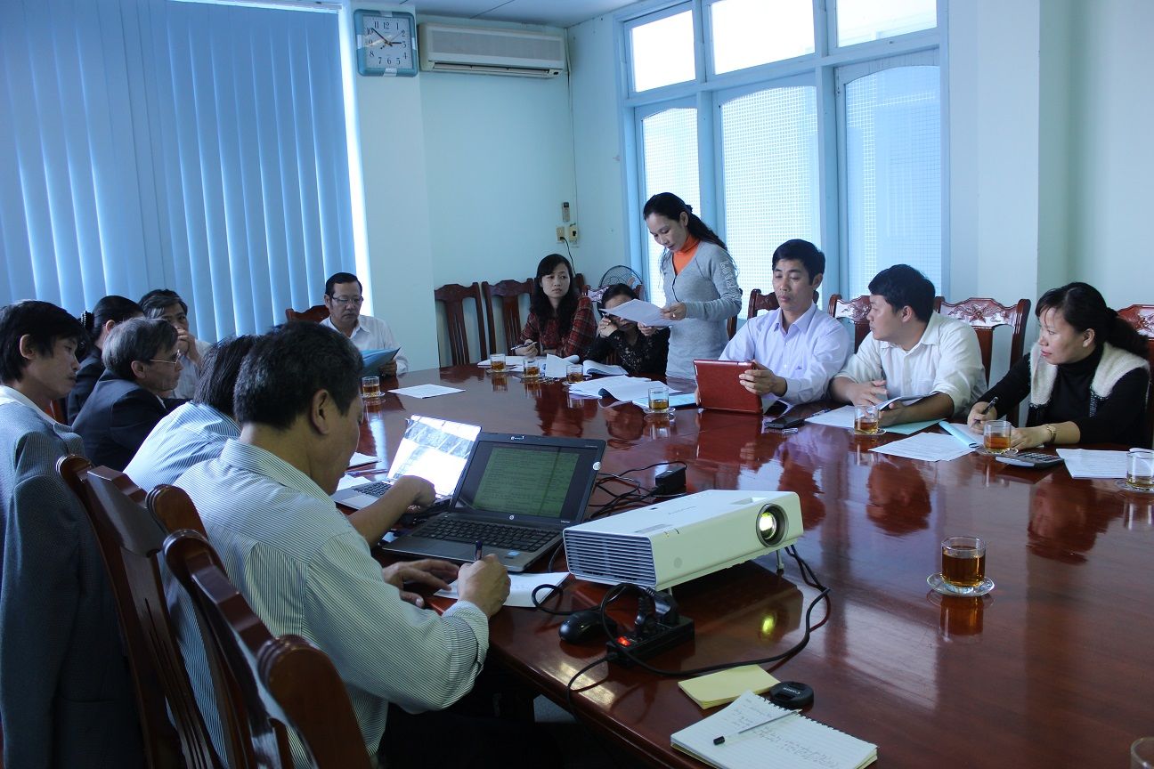 A group of people around a table

Description automatically generated