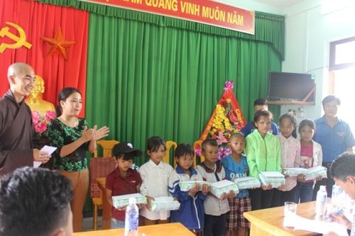 https://phongnhakebang.vn/uploads/news/2017_07/anh-trao-qua-hu.jpg?1500886025650