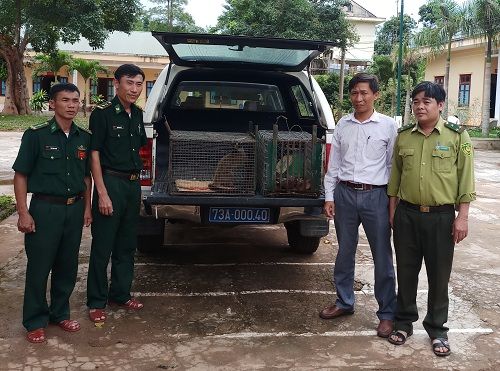 A group of men standing next to a car

Description automatically generated