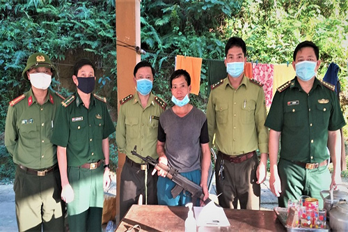 A group of people wearing face masks

Description automatically generated