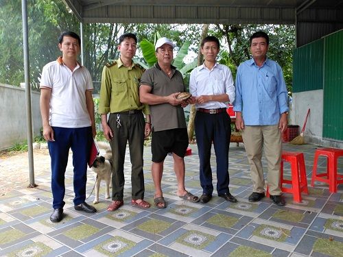 A group of men standing together

Description automatically generated