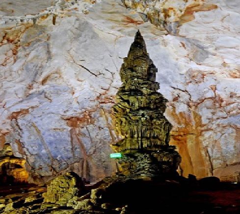 A large rock formation in a cave Description automatically generated