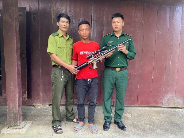 A group of men standing together holding guns
Description automatically generated
