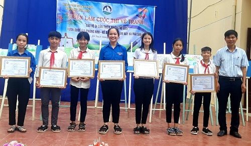 A group of children holding certificates

Description automatically generated