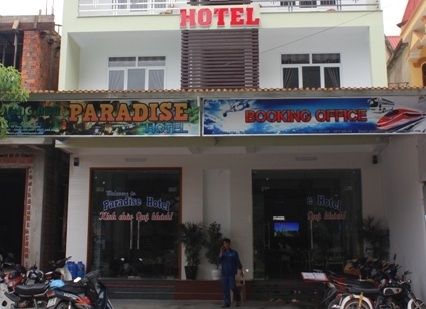 A hotel with a sign on the front Description automatically generated