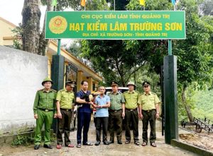 Tiếp nhận cá thể Hồng Hoàng quý, hiếm để cứu hộ